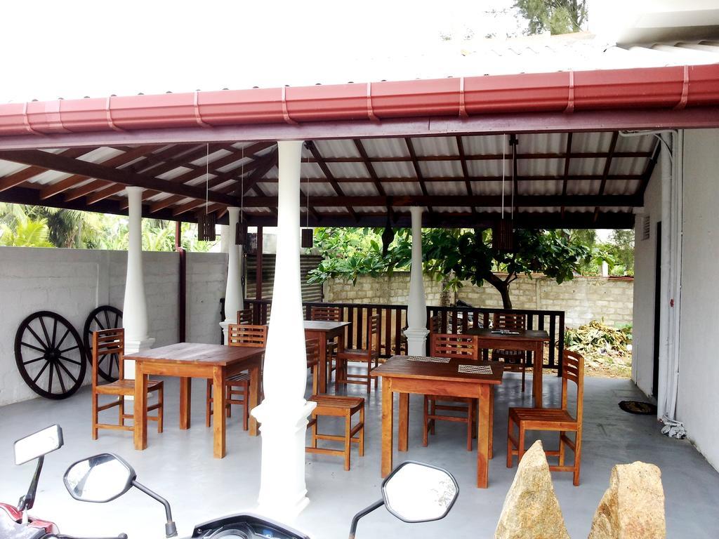 Ceylon Surf Guest And Restaurant Bed & Breakfast Weligama Ngoại thất bức ảnh
