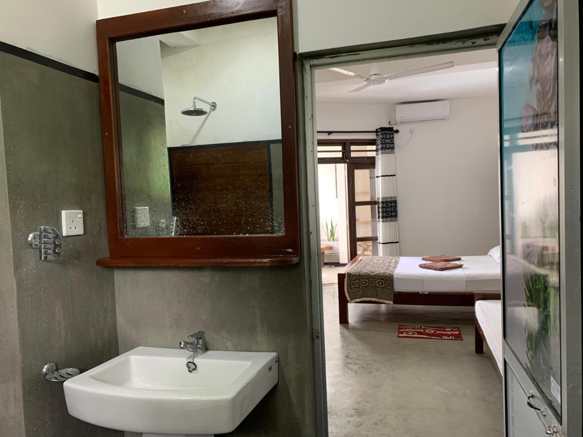 Ceylon Surf Guest And Restaurant Bed & Breakfast Weligama Ngoại thất bức ảnh