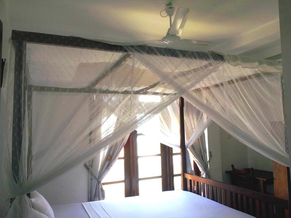 Ceylon Surf Guest And Restaurant Bed & Breakfast Weligama Phòng bức ảnh