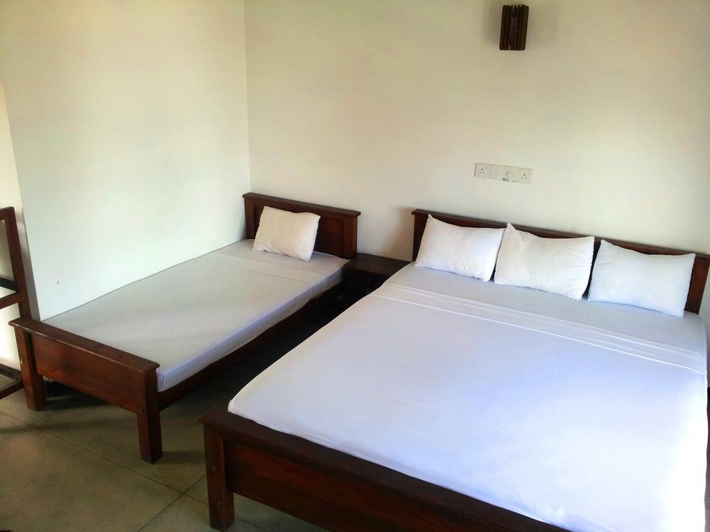 Ceylon Surf Guest And Restaurant Bed & Breakfast Weligama Phòng bức ảnh