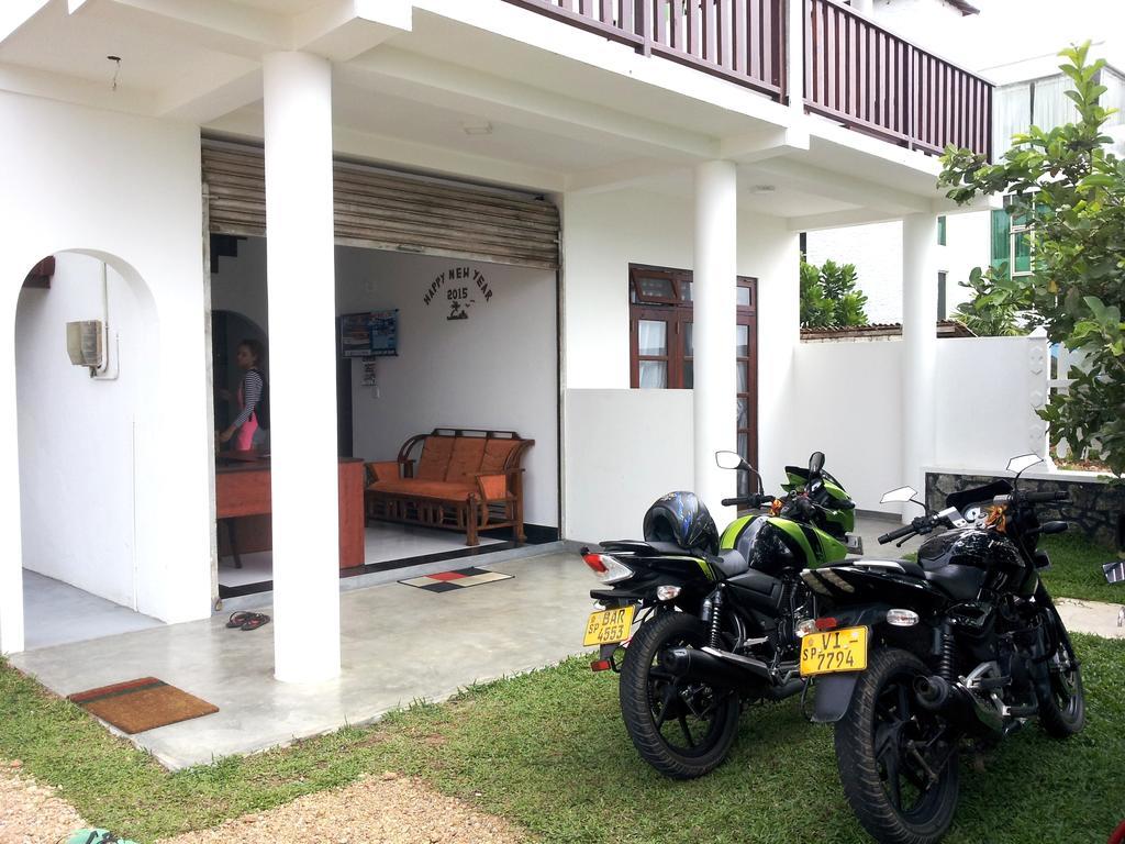 Ceylon Surf Guest And Restaurant Bed & Breakfast Weligama Ngoại thất bức ảnh