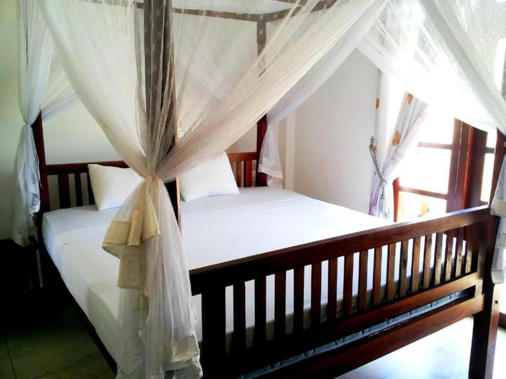 Ceylon Surf Guest And Restaurant Bed & Breakfast Weligama Ngoại thất bức ảnh